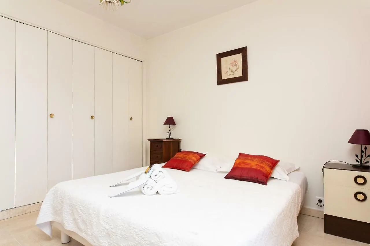 Palais Royal YourHostHelper Cannes 0*,
