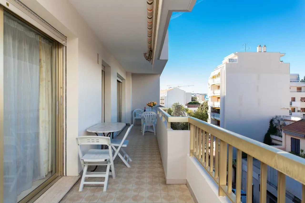 Palais Royal Yourhosthelper Cannes Franciaország
